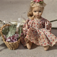porcelaensdukke-nyere-ternet-roed-rosa-kjole-kurv-blomster
